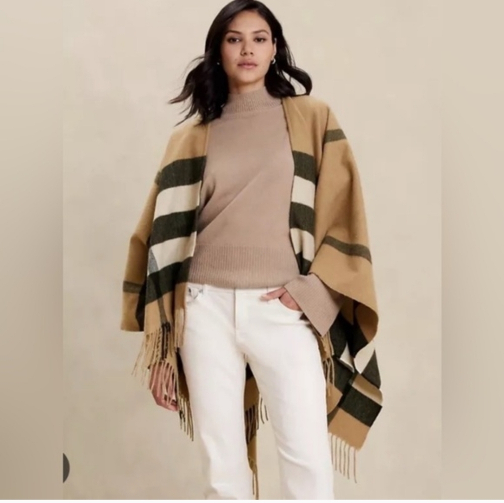 Banana Republic Plaid Cozy Poncho Ruana in Camel Big Check Plaid, One Size